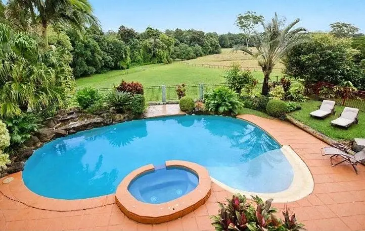 Custom kidney shaped pool