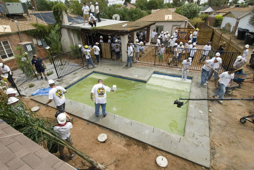 Sanitizing swimming pool water